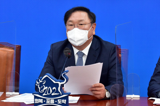 김태년 민주당 대표 직무대행이 18일 국회에서 열린 정책조정회의에서 발언하고 있다. 연합뉴스